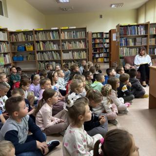 Dzień Głośnego Czytania w bibliotece szkolnej